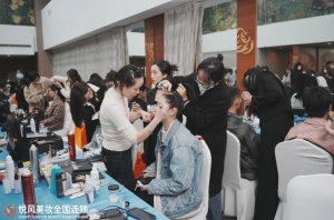 从手残党到持证上岗：选择悦风美妆学院！